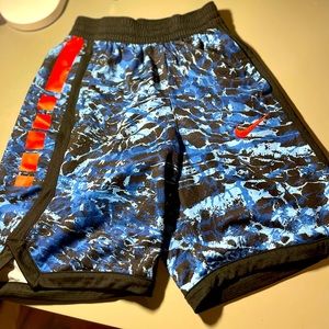Nike big boys dri-fit shorts size medium